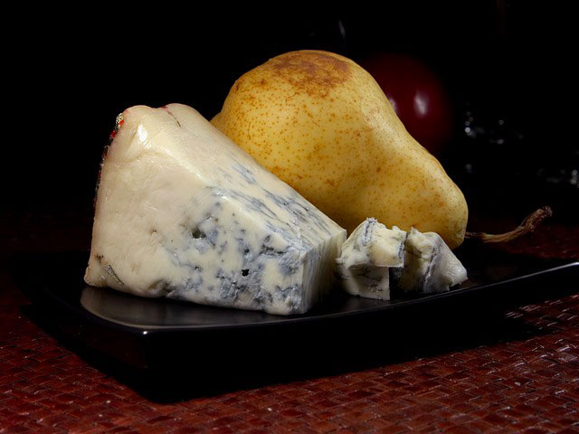Gorgonzola cheese with pears.
